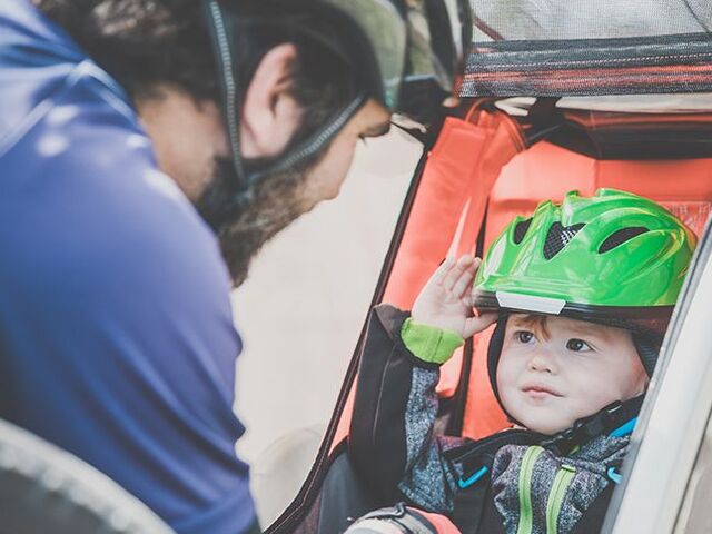 Bambino nel rimorchio della bici