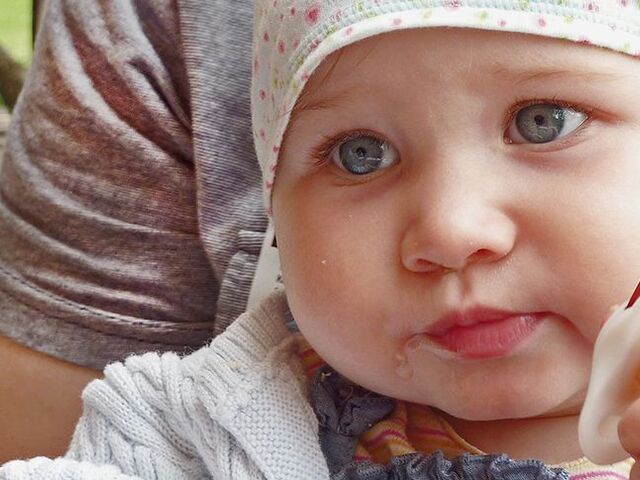 Primo piano di un bambino di dodici mesi.