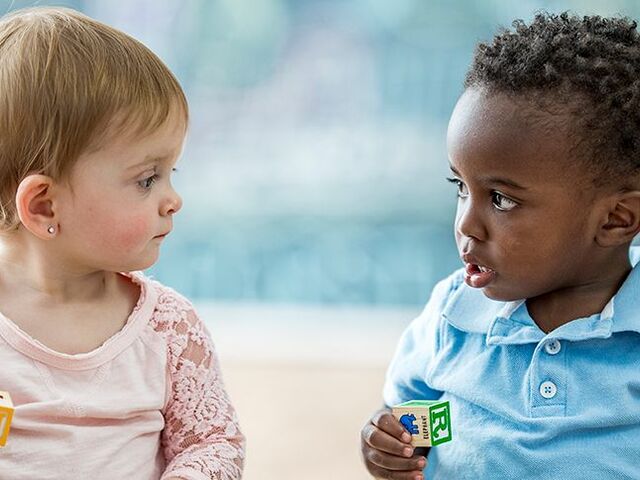 Due bambini che giocano l’uno accanto all’altro