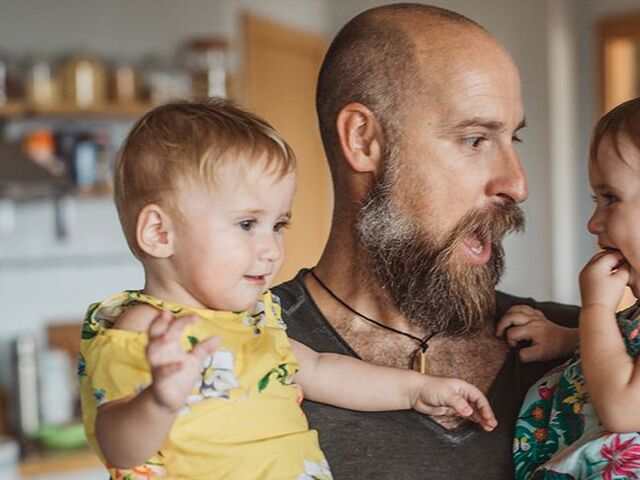 Padre con due gemelli.