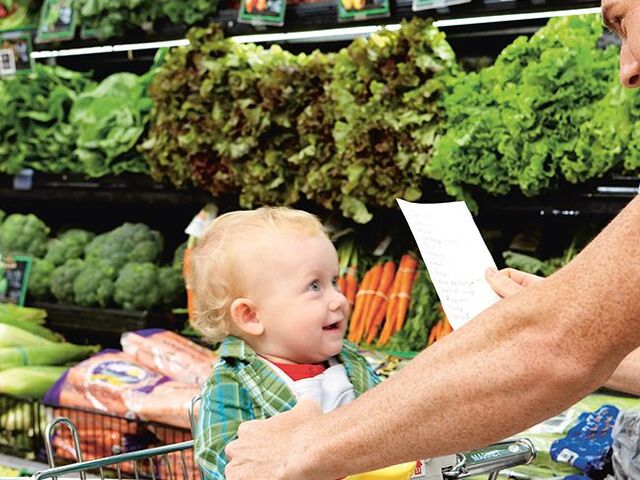 padre-single-fa-la-spesa-con-il-bambino.
